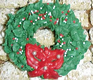 This is a close up of the pretty wreath that Leah decorated.