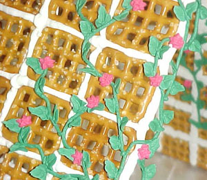 See the close up of the icing ivy and flowers.