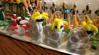 Tried to do a reprise of the reindeer that Shaya had in 2013 ; but without candy canes, I used banana candy to make their antlers. Fun!